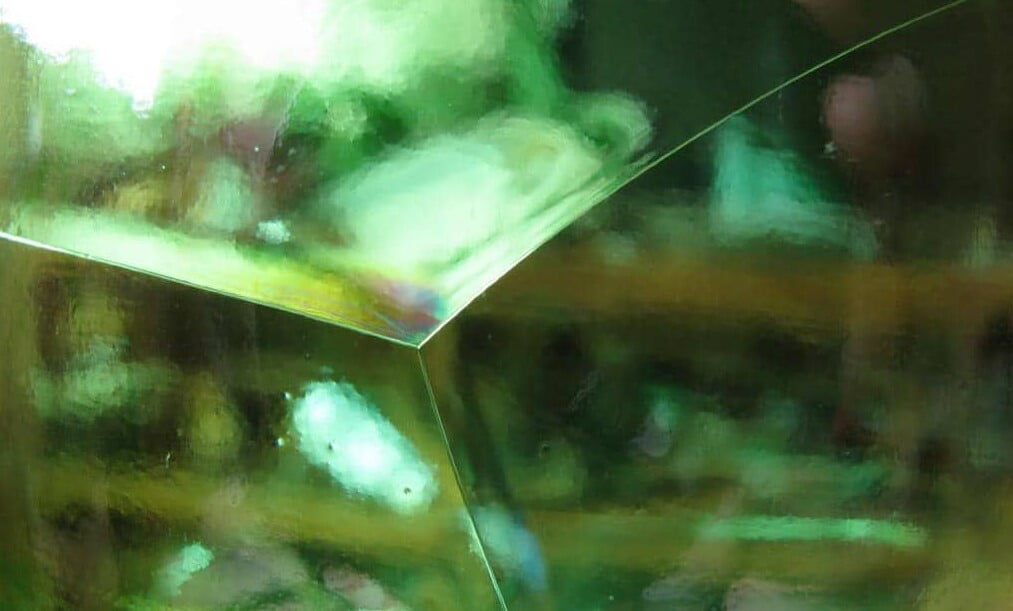Imagem de uma tríade através de um vidro